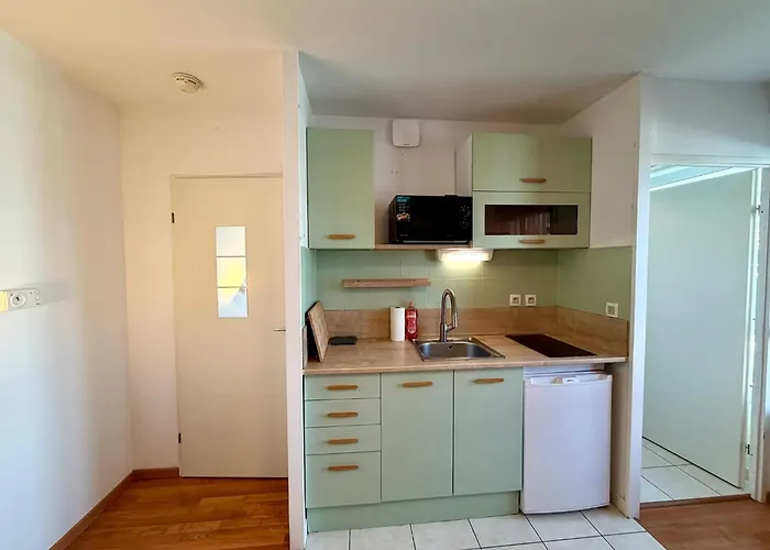 Escale Nantaise - Gare Sncf - - Parking *